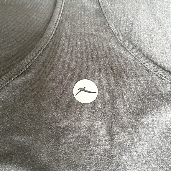 NWOT Workout Top - Picture 3 of 4